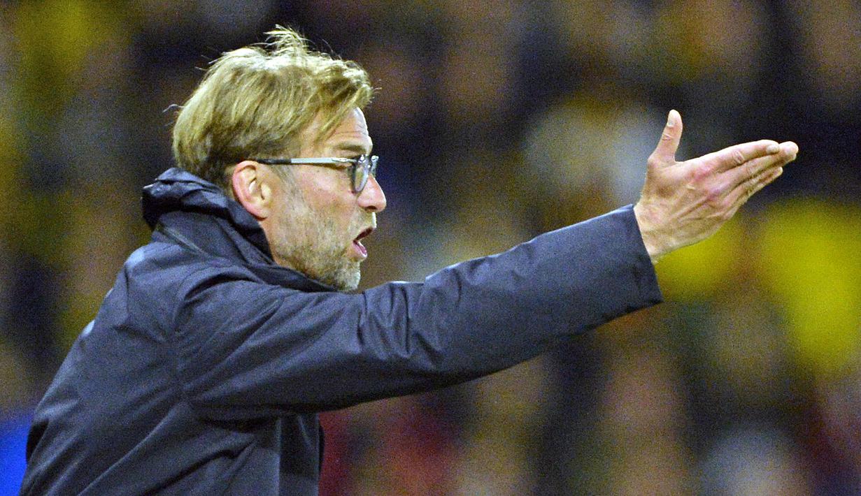 Pelatih Liverpool, Juergen Klopp, memberikan instruksi saat melawan Watford pada laga Premier League di Stadion Vicarage, Watford, Minggu (1/5/2017). Watford kalah 0-1 dari Liverpool. (EPA/Gerry Penny)