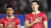 Ekspresi pemain Timnas Indonesia U-23, (dari kiri ke kanan) Ramadhan Sananta dan Elkan Baggott saat menyanyikan lagu kebangsaan Indonesia Raya jelang melawan Chinese Taipei U-23 dalam pertandingan Grup K Kualifikasi Piala Asia U-23 2024 di Stadion Manahan, Solo, Sabtu (9/9/2023). (Bola.com/Arief Bagus)