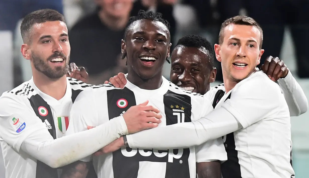 Para pemain Juventus merayakan gol yang dicetak Moise Kean ke gawang Udinese pada laga Serie A di Stadion Allianz, Turin, Jumat (8/3). Juventus menang 4-1 atas Udinese. (AFP/Miguel Medina)