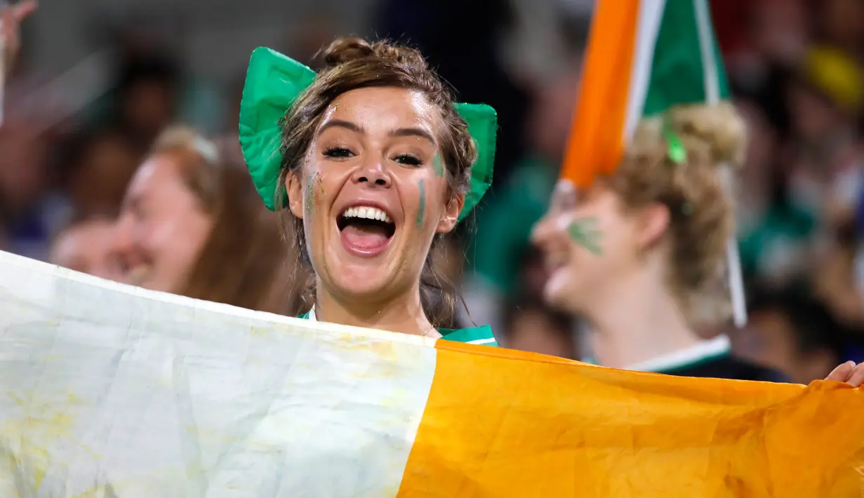 Suporter Irlandia saat menunggu dimulainya pertandingan antara Irlandia dengan Rusia pada Rugby World Cup 2019 di Stadion Kobe Misaki, Jepang, Kamis (3/10/2019). Rugby World Cup 2019 berlangsung pada 20 September  hingga 2 November. (AP Photo/Christophe Ena)