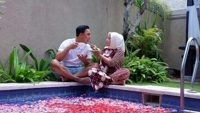 Kemesraan Muzdalifah dan Fadel Islami saat di Bali (Sumber: Instagram/fadelislami__)