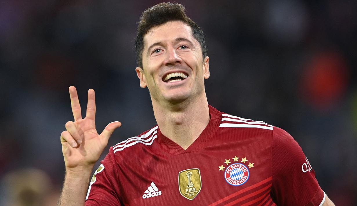 Robert Lewandowski untuk sementara memuncaki daftar pencetak gol terbanyak di Liga Champions musim ini dengan torehan 12 gol. Pemain asal Polandia itu masih berpeluang menambah pundi-pundi golnya lantaran Bayern Munchen masih akan bertarung di fase selanjutnya. (AFP/Christof Stache)