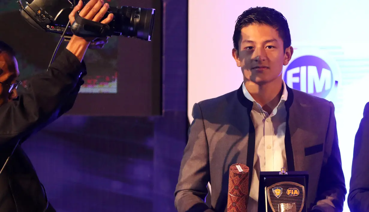 Rio Haryanto disorot kamera saat menerima IMI Awards di Hotel Borobudur, Jakarta, Kamis (17/12/2015).  (Bola.com/Nicklas Hanoatubun)