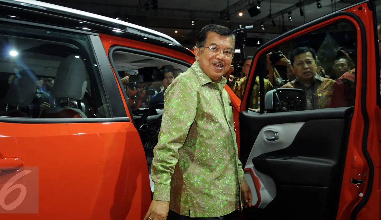 Wakil Presiden Jusuf Kalla mencoba salah satu mobil yang dipajang dalam Pameran Indonesia Internasional Motor Show 2015 di JI Expo Kemayoran, Jakarta, Rabu (19/8/2015). Sekitar 50 merek kendaraan ikut dalam pameran ini. (Liputan6.com/Helmi Fithriansyah) 