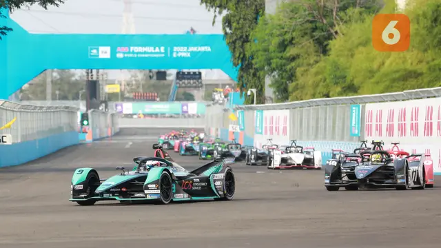 Foto: Manuver Cantik Mitch Evans jelang Akhir Balapan jadi Penentu Kemenangan atas Jean-Eric Vergne di Formula E Jakarta 2022