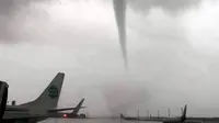 Kondisi bandara Turki saat terjadi Tornado (Demiroren News Agency / AFP Photo)