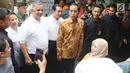 Presiden Joko Widodo (Jokowi) didampingi Menteri BUMN Rini Soemarno dan Dirut Bank BRI Suprajarto menyaksikan pembagian 200 paket Ramadan yang berisi sembako kepada warga di wilayah Penjaringan, Jakarta Utara, Selasa (13/6). (Liputan6.com/Angga Yuniar)