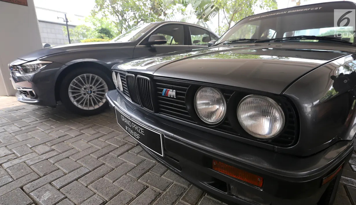 Sebuah mobil BMW seri 3 E30 generasi kedua (kanan) bersanding dengan BMW seri 3 terbaru di Jakarta, Rabu (17/10). Jelang perhelatan Indonesia Bimmerfest 2018 di Semarang penyelenggara menyediakan grand prize BMW seri 3 E30. (Liputan6.com/Fery Pradolo)