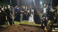 Jenazah pilot pesawat Rimbun Air, Agtihia Mirza dimakamkan di Taman Makam Auri, Bogor. (Foto: Achmad Sudarno/Liputan6.com)