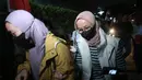 Istri Bupati Pemalang Anom Widiyantoro, Noor Faizah Maenofie dikawal penyidik KPK saat tiba di Gedung Merah Putih KPK, Jakarta, Rabu (29/7/2026). (KLY/ Arie Basuki)