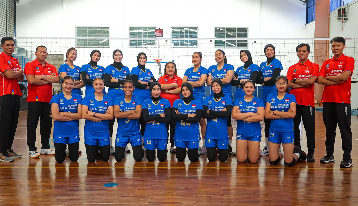 Setelah Timnas Bola Voli Putra Indonesia sukses merebut double juara pada kategori putra SEA V League 2023 yang digelar sebanyak dua putaran di Indonesia dan Filipina, kini giliran Timnas Bola Voli Putri Indonesia yang akan beraksi. SEA V League 2023 kategori putri juga akan digelar dalam dua putaran di mana Vietnam dan Thailand akan menjadi tuan rumah. Putaran pertama akan digelar di Hanoi, Vietnam pada 4-6 Agustus 2023. Indonesia akan diwakili oleh tim putri BJB Tandamata ditambah dengan beberapa pemain terbaik hasil Proliga 2023 yang sebelumnya telah beraksi di AVC Challenge Cup 2023. Dari 21 pemain yang dipanggil, kini tersisa 16 pemain yang kembali akan diciutkan menjadi 14 pemain yang akan didaftarkan sebagai skuad akhir. (BJB Tandamata)