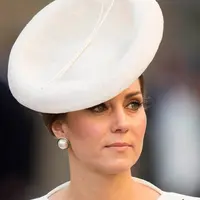 Kate Middleton menghadiri acara 100 tahun dimulainya Pertempuran Passchendaele di monumen Menin Gate, di Ypres, Belgia, Minggu (30/7). Kate Middleton memakai topi besar untuk menyempurnakan penampilannya pada peringatan itu. (AP Photo)