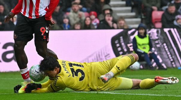 Penampilan apik ditunjukkan kiper Manchester United, Senne Lammens saat bertandang ke markas Sunderland dalam laga lanjutan Liga Inggris 2025/2026, Sabtu (09/05/2026) waktu setempat. (AFP/Andy Buchanan)
