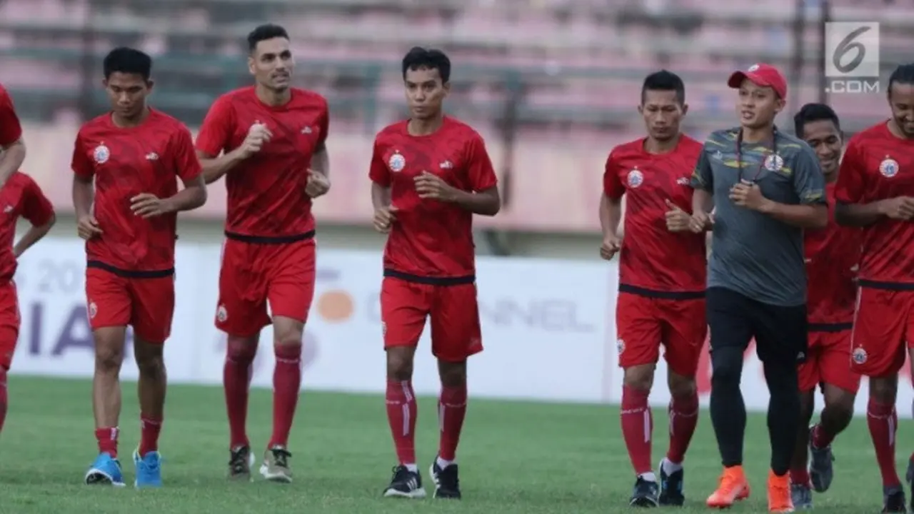 Pemain Persija berlari mengitari lapangan saat latihan jelang melakoni laga kedua semifinal Piala Presiden 2018 melawan PSMS di Stadion Manahan Solo, Jawa Tengah, Minggu (11/2). Laga akan digelar Senin (12/2). (Liputan6.com/Helmi Fithriansyah)