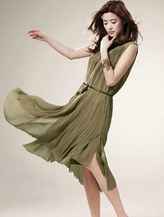 “Kehamilan Jun Ji Hyun sudah memasuki usia 10 minggu, dan karena itu ia sangat berhati-hati dalam menjaga kandungannya, lantaran masih berusia sangat dini,” ucap sumber. (Instagram/junjihyun_official)