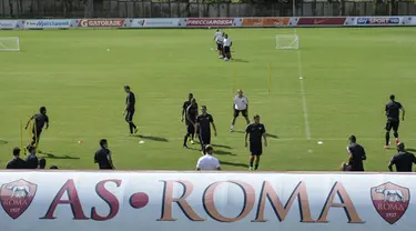 Pemain AS Roma melakukan sesi latihan di Trigoria, Roma, Italia (15/9/2015). AS Roma akan menantang Barcelona di leg pertama penyisihan Grup E Liga Champions. (AFP PHOTO/ANDREAS Solaro)