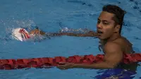 Perenang Indonesia, Siman Sudartawa, meraih emas nomor 50 meter gaya punggung pada SEA Games di National Aquatic, Kuala Lumpur, Senin (21/8/2017). Siman memecahkan rekor SEA Games dengan waktu 25,20 detik. (Bola.com/Vitalis Yogi Trisna)