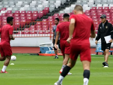 Pelatih Timnas Indonesia, Shin Tae-yong (kanan) saat latihan resmi turnamen Piala AFF di Stadion Utama Gelora Bung Karno, Jakarta, Kamis (22/12/2022). Timnas Indonesia akan melakoni laga penyisihan grup A Piala AFF 2022 melawan Kamboja pada Jumat (23/12). (Liputan6.com/Helmi Fithriansyah)