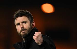 Michael Carrick saat menjadi pelatih Middlesbrough merayakan kemenangan di akhir pertandingan perempat final Piala Liga Inggris melawan Port Vale di Vale Park, Stoke-on-Trent, Inggris tengah, pada 19 Desember 2023. Manchester United (MU) resmi mengumumkan Michael Carrick sebagai pelatih kepala mengisi posisi Ruben Amorim yang dipecat pada 5 Januari 2026. (Oli SCARFF/AFP)