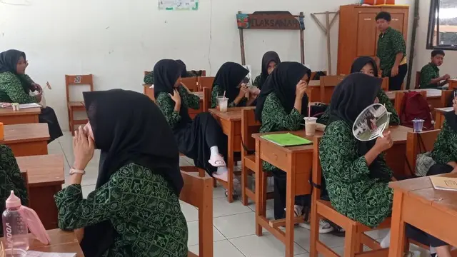 Murid SMAN 1 Cimarga Kembali Masuk Sekolah