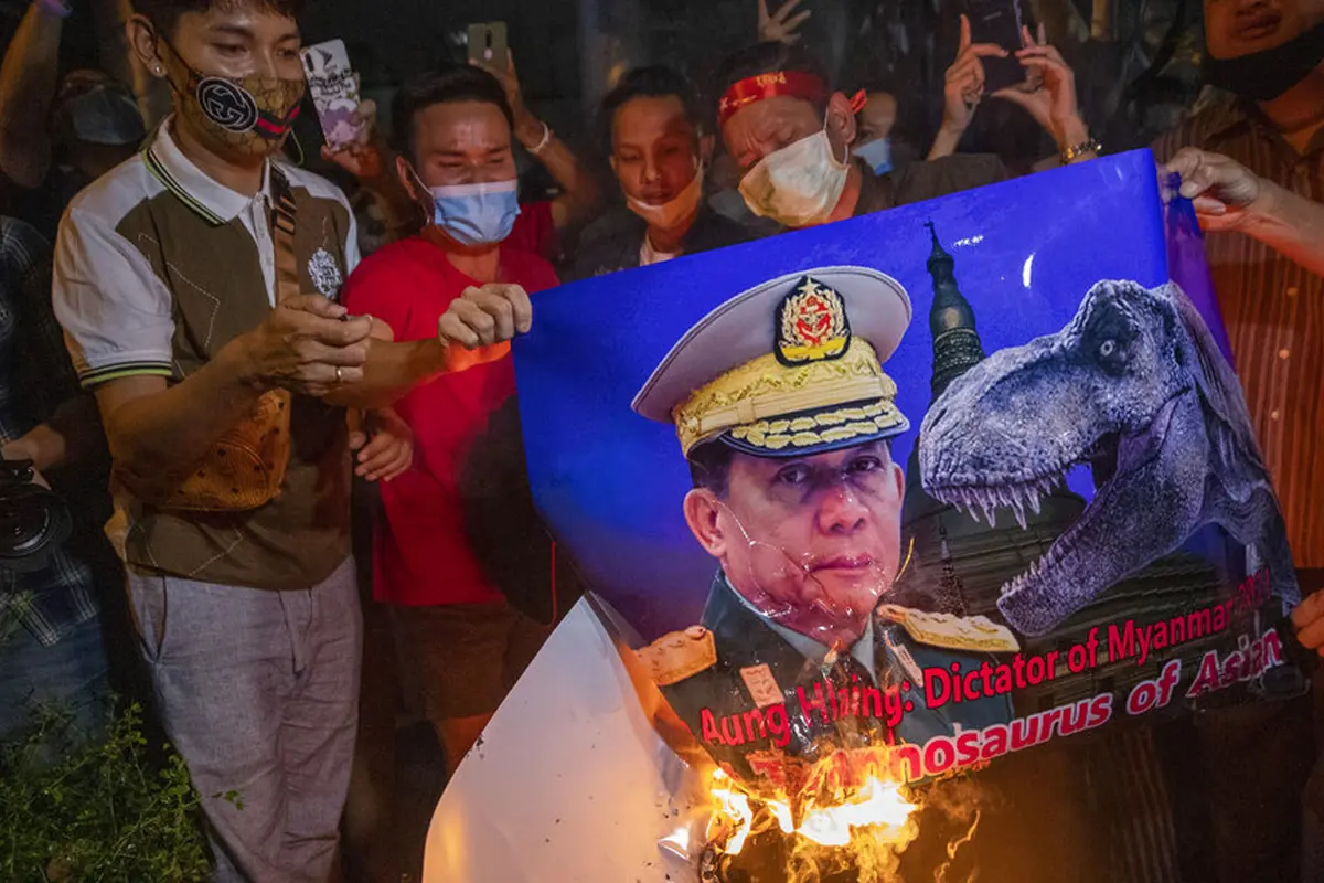 FOTO: Protes Kudeta Militer, Warga Myanmar di Thailand Bakar Gambar Jenderal Min Aung Hlaing