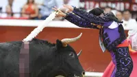 Seorang matador tampil saat adu banteng di arena adu banteng Canaveralejo dalam rangka Festival Cali di Cali, Kolombia (27/12/2022). (AFP/Joaquin Sarmiento)