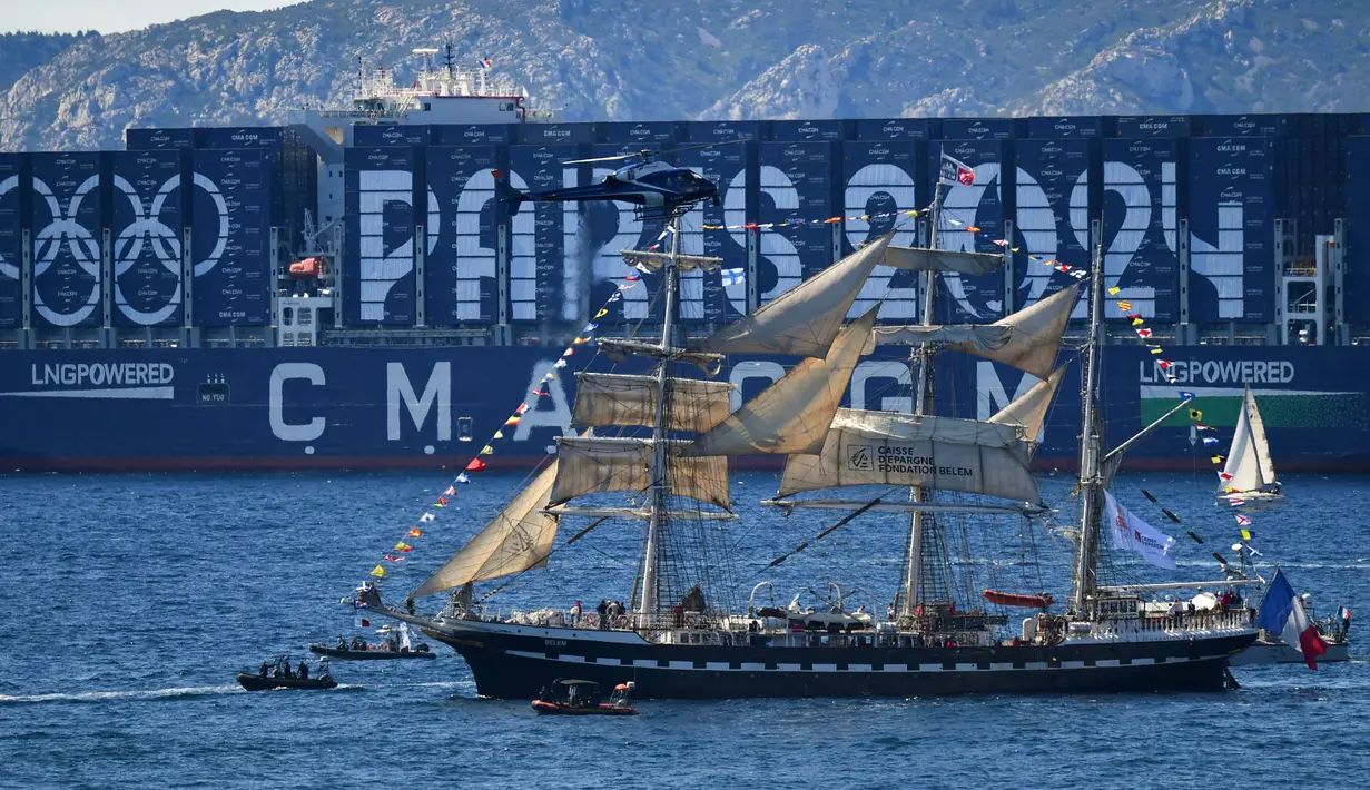 Kapal abad ke-19 bernama Belem yang membawa obor Olimpiade Paris 2024 saat upacara penyambutan kedatangan api Olimpiade dan Paralimpiade Paris 2024 di Vieux-Port (Pelabuhan Tua) Marseille, Pranci, Rabu (08/05/2024) waktu setempat. (AFP/Sylvain Thomas)