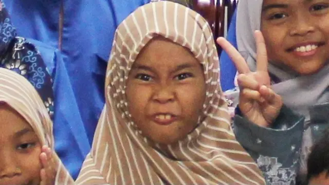6 Pose Nyeleneh dalam Foto Lebaran Keluarga, Bikin Senyum Sendiri