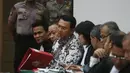 Terdakwa Basuki Tjahaja Purnama atau Ahok berbincang dengan kuasa hukumnya disela sidang ke-10 di Auditorium Gedung Kementan, Jakarta, Senin (13/2). Salah satu saksi ahli, Prof Dr Muhammad Amin Suma dihadirkan pertama kali. (Liputan6.com/Ramdani/Pool)