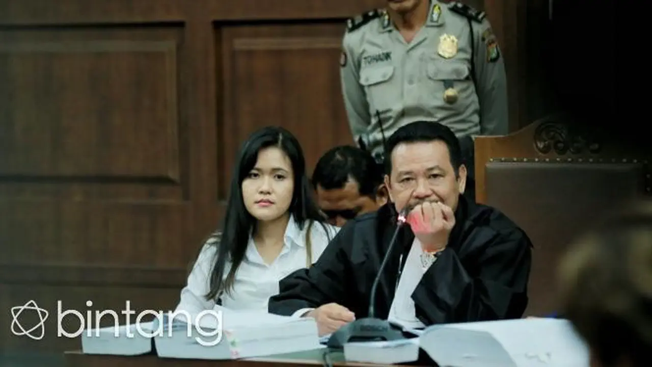 [Bintang] Sidang Vonis Jessica, Keluarga Mirna Kompak Berbaju Putih