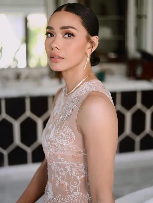 Penampilan tak kalah memukau dari Adinia Wirasti di hari pernikahannya. Makeup flawless yang serasi dengan gaun pengantin pinknya ini merupakan hasil karya Vinna Gracia. [Foto: Instagram/
vinnagracia]