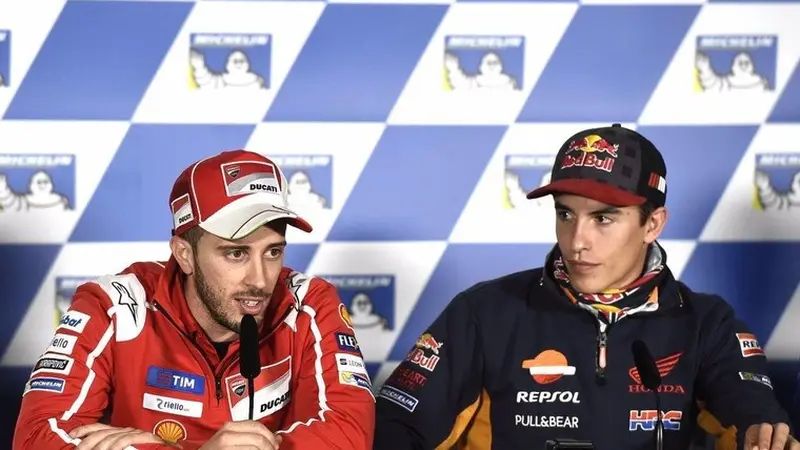 Andrea Dovizioso (kiri) dan Marc Marquez