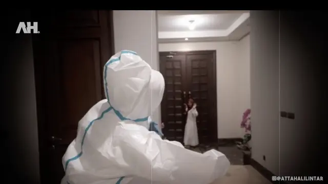 Atta Halilintar Positif Covid-19 Untuk Kedua Kalinya, Ini 7 Momen Aurel Jenguk Pakai APD