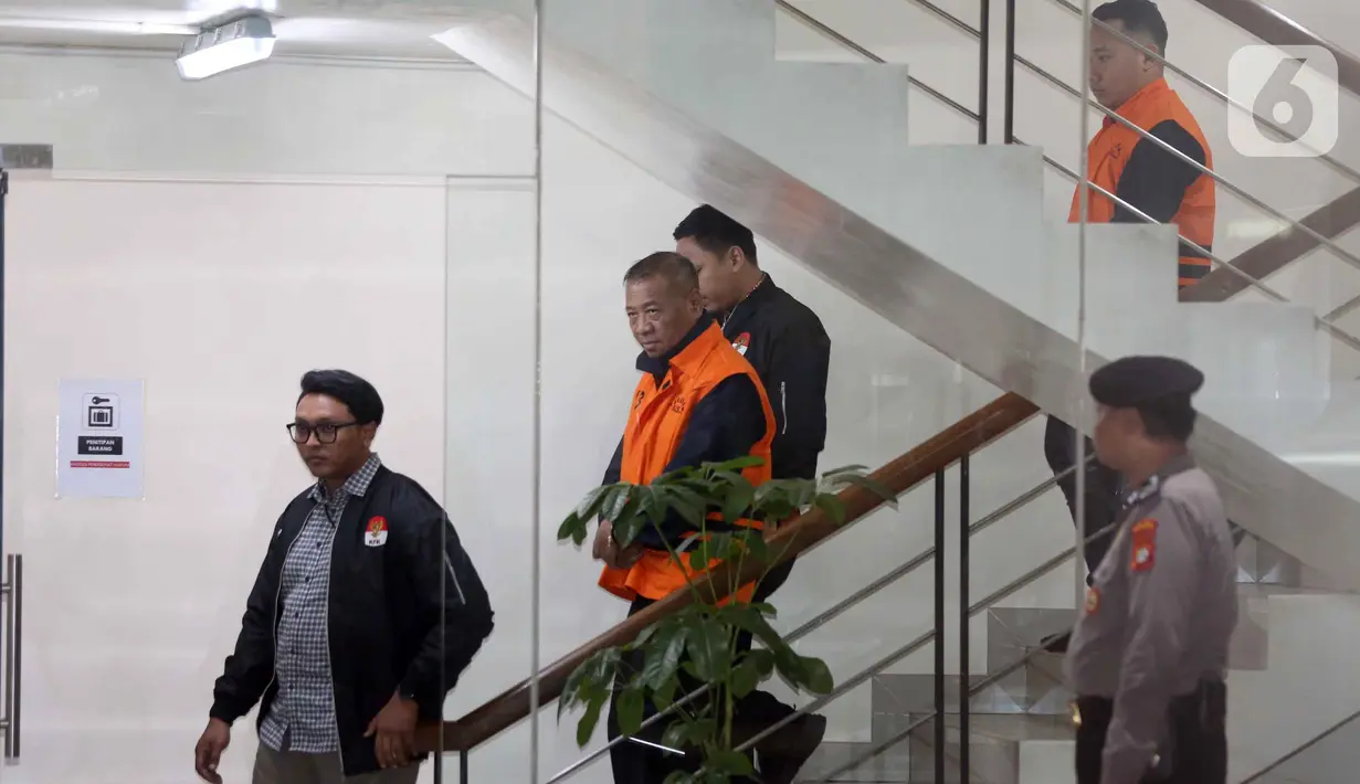 Penahanan keduanya dilakukan di Rumah Tahanan Negara (Rutan) Cabang Gedung Merah Putih KPK. Tampak dalam foto, Bupati Tulungagung, Gatut Sunu Wibowo (kedua kiri) bersama ajudannya, Dwi Yoga Ambal (kanan) dibawa petugas menuju mobil tahahan usai menjalani pemeriksaan intensif di Gedung Merah Putih Komisi Pemberantasan Korupsi (KPK), Jakarta, Minggu (12/4/2026) dini hari WIB. (Liputan6.com/Helmi Fitrhiansyah)
