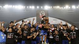 Pemain Persib menerima trofi juara Piala Presiden 2015 dari Presiden Joko Widodo di Stadion Utama Gelora Bung Karno, Jakarta, Minggu (18/10/2015). (Bola.com/Vitalis Yogi Trisna)
