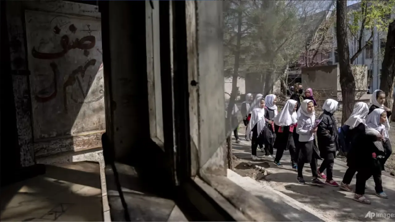 Anak perempuan menuju sekolah di Kabul, Afghanistan. (AP/Ebrahim Noroozi)