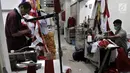 Sejumlah penjahit menjahit bendera Merah Putih di Pasar Senen, Jakarta, Kamis (2/8). Para penjahit menjual bendera Merah Putih mulai dari Rp 35 ribu hingga Rp 250 ribu per buah. (Merdeka.com/Iqbal Nugroho)