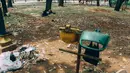 Minimnya tong sampah yang berkondisi baik membuat sampah-sampah berserakan di Monas, Jakarta, Senin (27/10/2014). (Liputan6.com/Faizal Fanani)