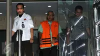 Tersangka kasus dugaan korupsi pembangunan Balai Pendidikan dan Pelatihan Diklat Pelayaran Sorong tahap III pada PPSDML Kemenhub tahun 2011, Djoko Pramono berjalan keluar usai diperiksa di Gedung KPK, Jakarta, Selasa (23/2). (Liputan6.com/Helmi Afandi)