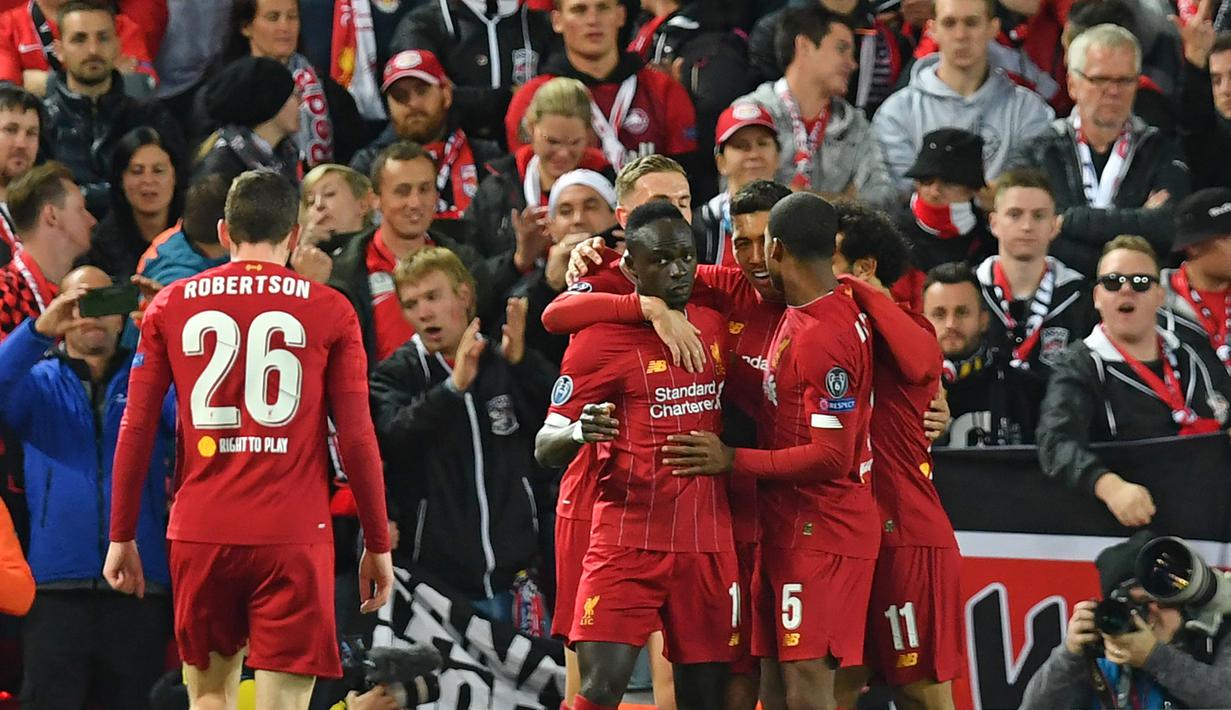 Para pemain Liverpool merayakan gol yang dicetak Sadio Mane ke gawang Salzburg pada laga Liga Champions di Stadion Anfield, Liverpool, Rabu (2/10). Liverpool menang 4-3 atas Salzburg. (AFP/Paul Ellis)