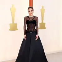 Lady Gaga saat tampil di karpet merah Vanity Fair Oscar Party 2023 (Foto: Instagram @versace)