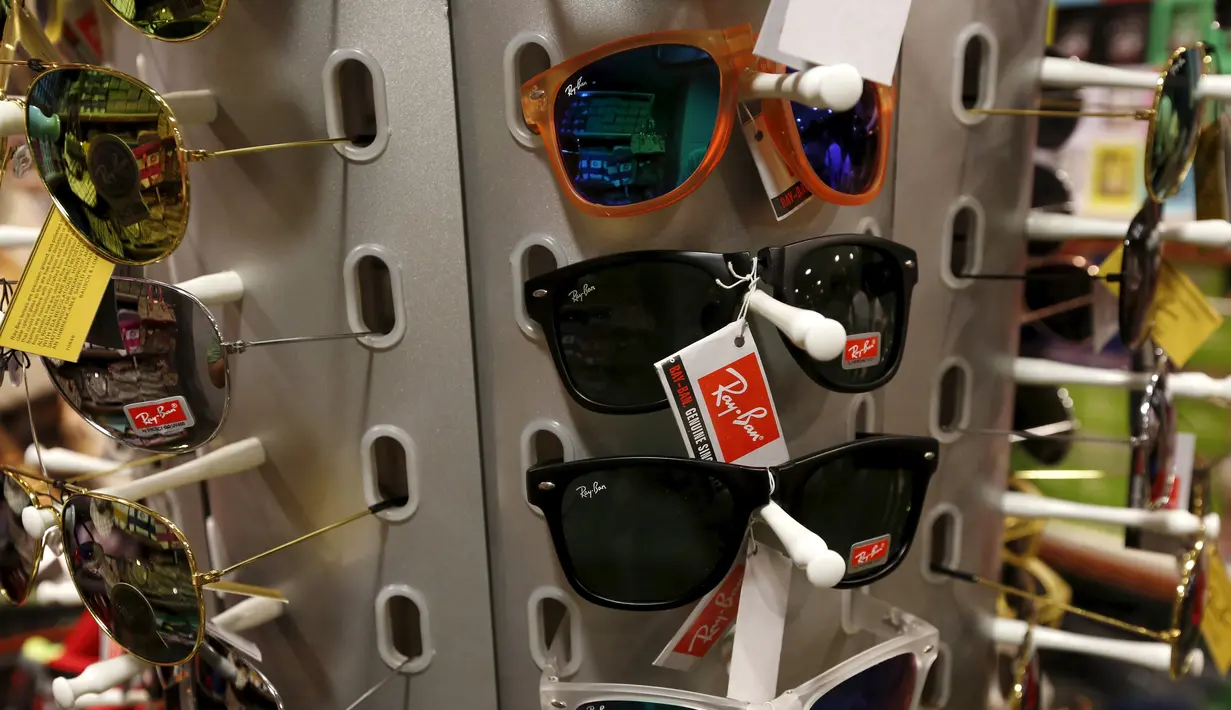 Kacamata palsu yang disita petugas di Kantor Bea Cukai Hong Kong, Kamis (6/8). Lebih dari 30.000 barang disita dari satu warga Filipina dan dua warga Pakistan yang merupakan sindikat penjual barang yang diduga palsu. (REUTERS/Bobby Yip)