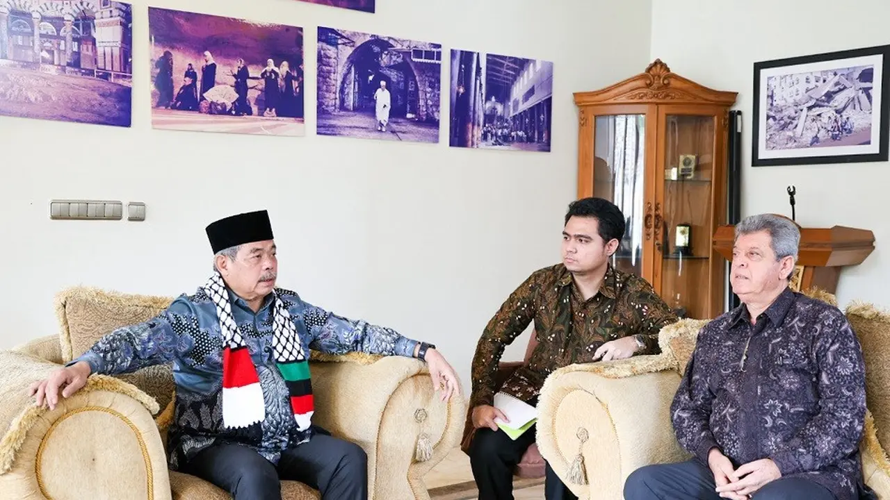 Solidaritas kemanusiaan untuk Palestina dari masyarakat diserahkan langsung oleh Bupati Lahat Bursah Zarnubi kepada Duta Besar Palestina untuk Indonesia Zuhair S.M Al-Shun.