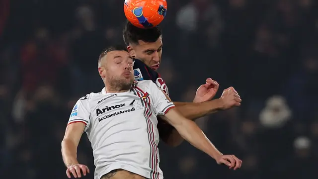 Jamie Vardy (depan) berduel udara lawan Nicolo Casale di laga Bologna vs Cremonese di pekan ke-13 Serie A 2025/2026 di Renato Dall'Ara, Selasa (02/12/2025). (Gianni Santandrea/LaPresse via AP)