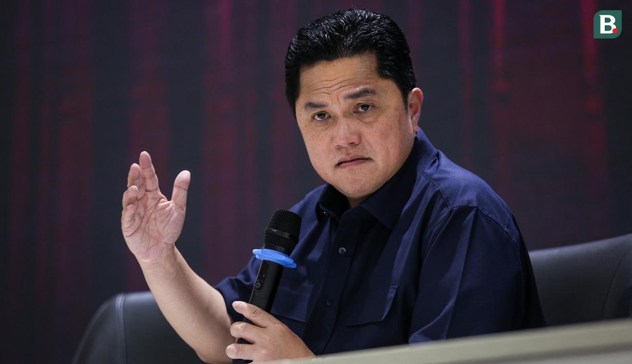 <p>Ketua Umum PSSI, Erick Thohir memberikan keterangan kepada wartawan saat konferensi pers perihal Satgas PSSI yang berlangsung di GBK Arena, Senayan, Jakarta, Jumat (28/04/2023). (Bola.com/Bagaskara Lazuardi)</p>