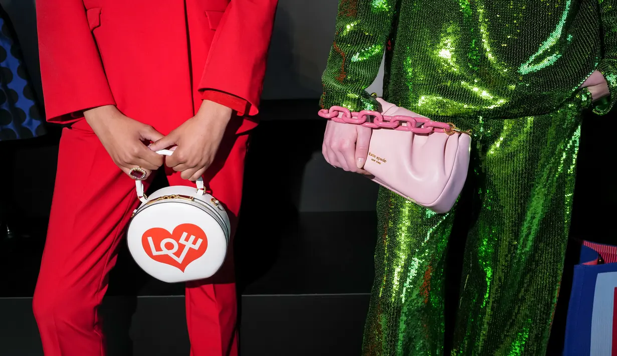 Kate Spade New York juga bekerja sama dengan kreator TikTok Charles Gross dan Madeleine White, membuat livestream yang akan memperlihatkan BTS dari New York Fashion Week, lewat konten kreatif masing-masing. Livestream ini disiarkan lewat kanal TikTok, Instagram, Facebook, dan situs resmi Kate Spade New York. Foto: Document/Kate Spade New York.