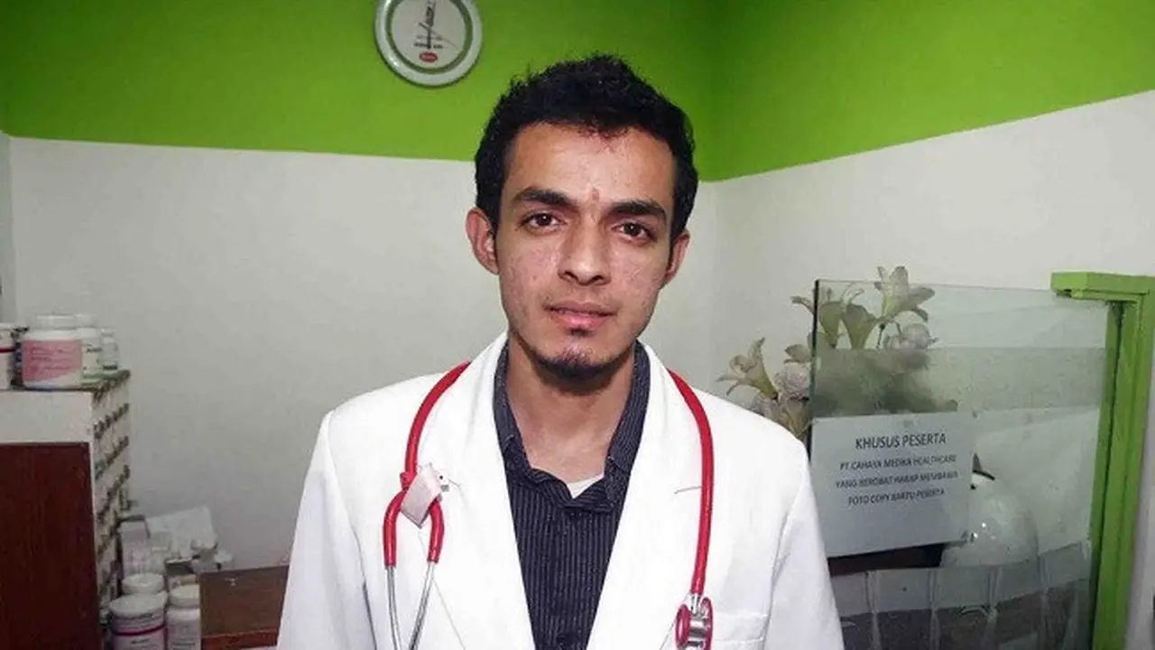 Gamal Albinsaid, dokter muda asal Malang, Jawa Timur pendiri Klinik Asuransi Sampah