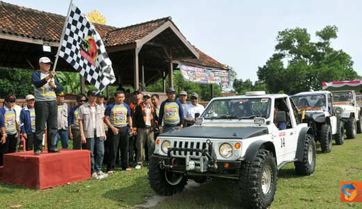 Citizen6, Lampung: Sebanyak 40 Off Roader Lampung dan Jakarta ikut serta dalam acara Tulangbawang barat Off Road ke-2, dalam rangka HUT ke-2 Kabupaten Tulangbawang barat, Sabtu (22/4). (Pengirim: Jerry Hasan)