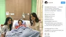 Artis Titi Kamal saat bersama Julia Perez. Titi kamal mengunggah status di Instagramnya. Shocking news. Innalilahi wainna ilaihirojiun. Selamat jalan @juliaperrezz semoga amal ibadahmu diterima di sisi Allah SWT  #alfatihah. (Instagram/titi_kamall)