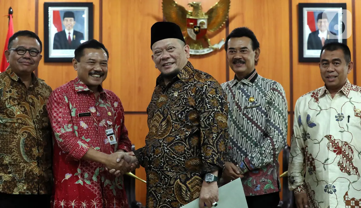 Ketua DPD La Nyalla Mattalitti (tengah) bersalaman dengan Ketua PP Forum Staf Ahli Kepala Daerah (Forskada) se-Indonesia Tegoeh Winarno di Gedung Nusantara III, Jakarta, Rabu (9/10/2019). Forskada meminta Ketua DPD agar lebih memperhatikan staf ahli di berbagai daerah. (Liputan6.com/JohanTallo)